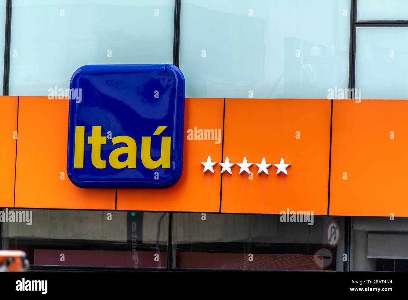 Itau Unibanco est une banque brésilienne cotée en bourse dont le siège est à Sao Paulo, au Brésil. La banque a été l'un des principaux sponsors de la FIFA 2014 Banque D'Images