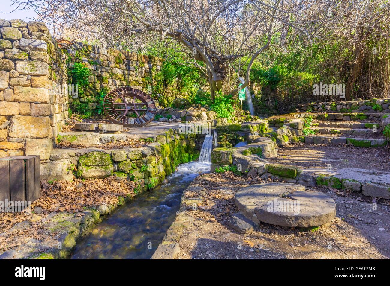 Vue sur les éléments du moulin à farine alimenté en eau et en eau, dans la réserve naturelle de Hermon Stream (Banias), haute Galilée, nord d'Israël Banque D'Images