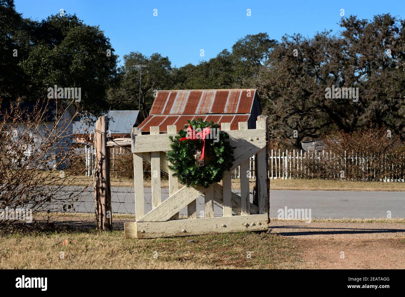 Une couronne de Noël est suspendue à la porte d'entrée principale de la maison historique de Boyhood de l'ancien président Lyndon Baines Johnson à Johnson City, Texas. Banque D'Images