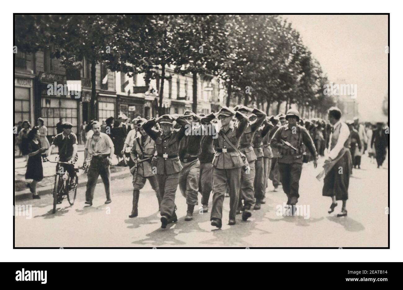 PARIS ABANDON ALLEMAND WW2 la libération de Paris avec Nazi Les troupes de Wehrmacht marchent sur un boulevard de Paris avec la main Têtes 1944/1945 Paris France Seconde Guerre mondiale Banque D'Images