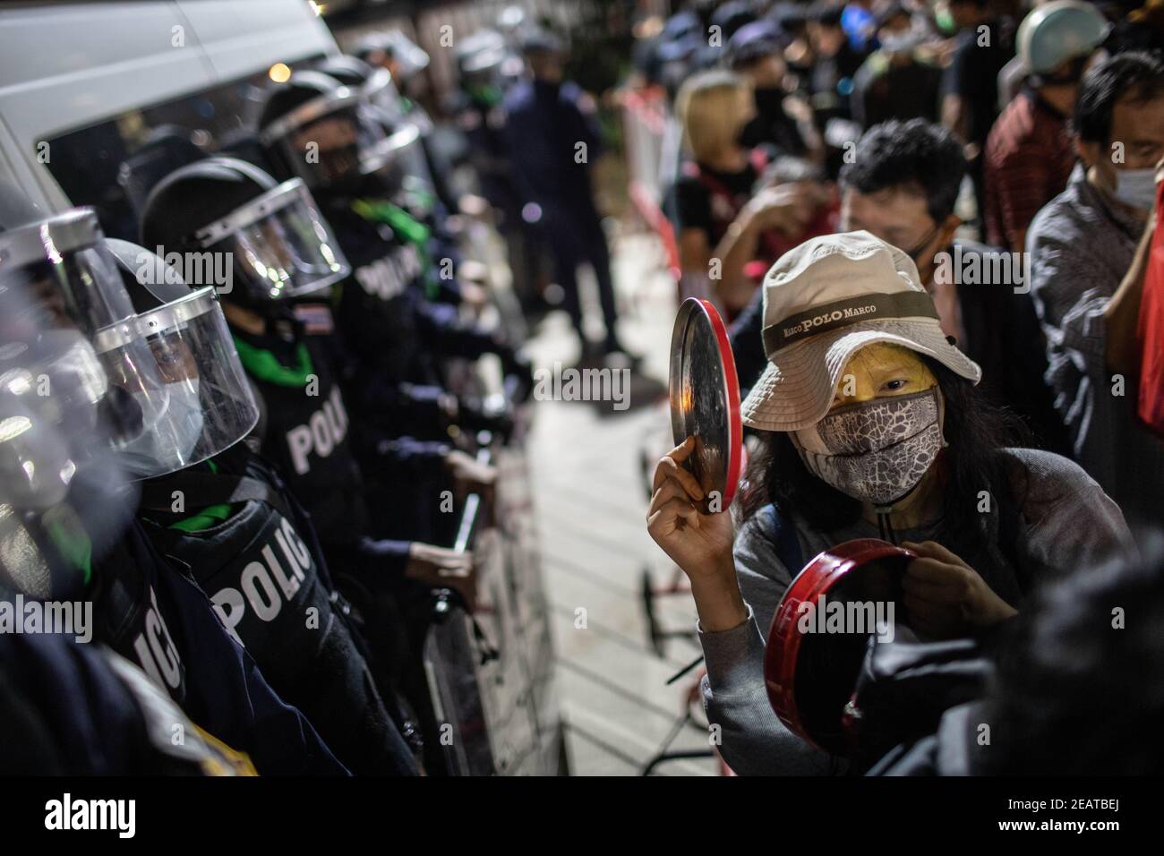 Un manifestant bangs un pot devant le commissariat de police de Pathumwan pour demander la libération d'un manifestant arrêté plus tôt au cours de la même manifestation, Lors d'une manifestation « make noise » pour dénoncer le récent coup d'État militaire de la junte au Myanmar et rejeter l'article 112 du code pénal thaïlandais.des milliers de manifestants pro-démocratie ont organisé une manifestation, à l'extérieur du centre commercial MBK de Siam, Appelé «Make Noise» en faisant des coups d'ustensiles de cuisine en solidarité avec les manifestants anti-coup d'État militaire au Myanmar et en rejetant la section 112 du code pénal thaïlandais. Les manifestants exigent également la démission de Thailand PRI Banque D'Images