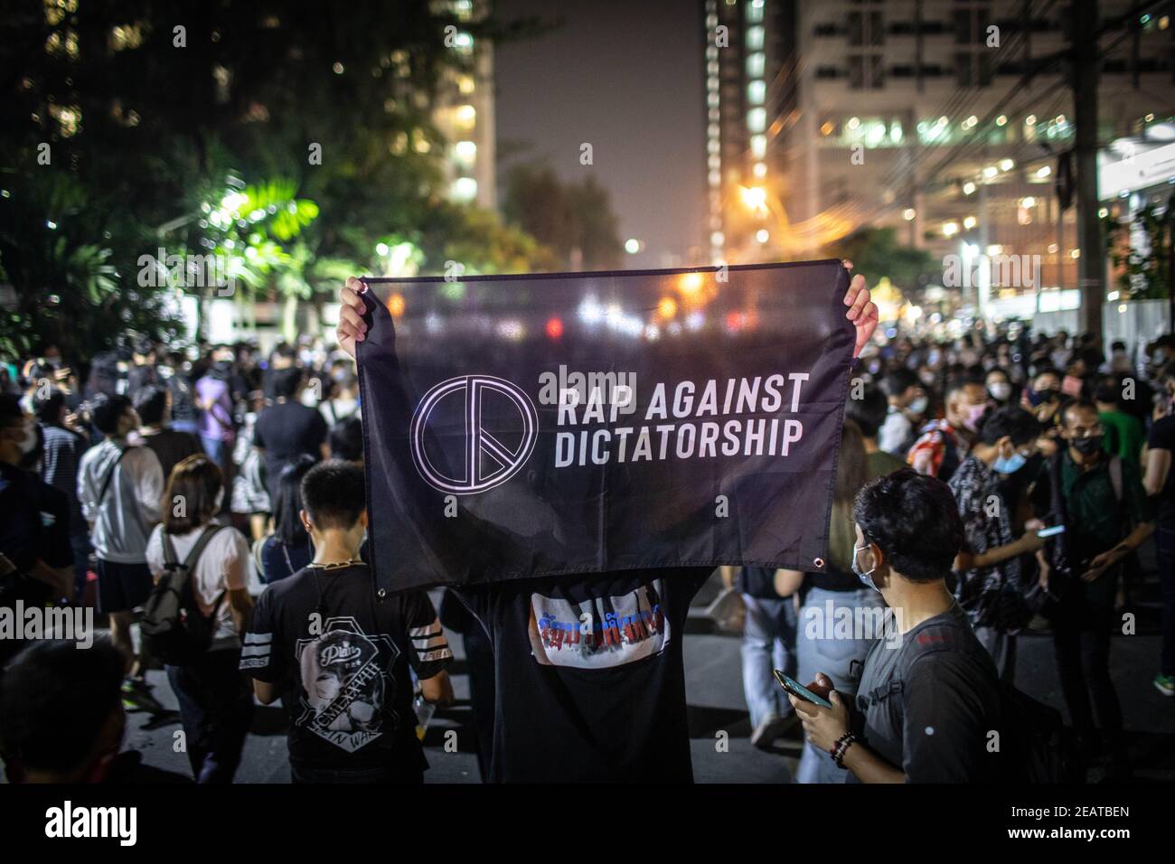 Un manifestant détient un drapeau RAP contre la dictature alors que des milliers de manifestants pro-démocratie se sont déplacés vers le poste de police de Pathumwan pour demander la libération d'un manifestant arrêté plus tôt lors de la même manifestation, Lors d'une manifestation « make noise » pour dénoncer le récent coup d'État militaire de la junte au Myanmar et rejeter l'article 112 du code pénal thaïlandais.des milliers de manifestants pro-démocratie ont organisé une manifestation, à l'extérieur du centre commercial MBK de Siam, Appelé « Make Noise » en faisant des coups d'ustensiles de cuisine en solidarité avec les manifestants anti-coup d'État militaire au Myanmar et en rejetant la section 112 du pe thaïlandais Banque D'Images