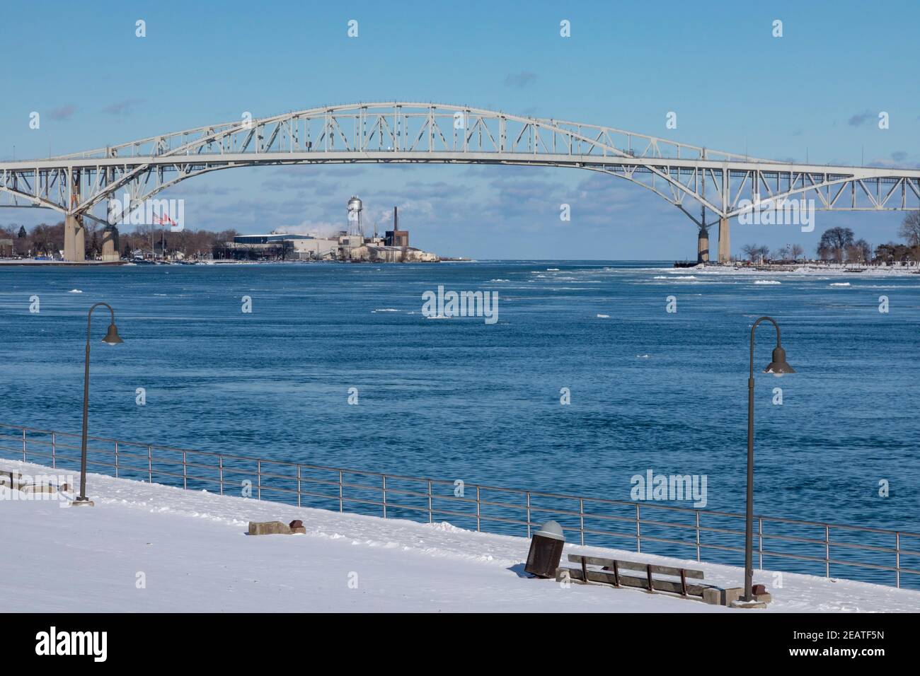 Port Huron, Michigan - le Blue Water Bridge, qui relie les États-Unis (à gauche) et le Canada au-dessus de la rivière St. clair à l'extrémité sud du lac Hur Banque D'Images