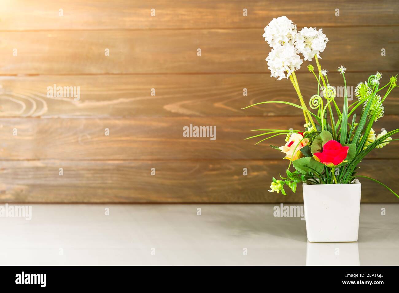 Vase à fleurs artificielles bouquet sur table Banque D'Images