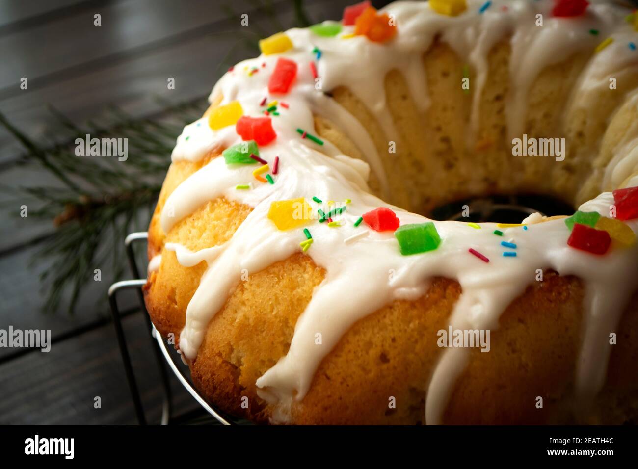 Gâteau Bundt à la glaçure blanche sur fond rustique foncé Banque D'Images