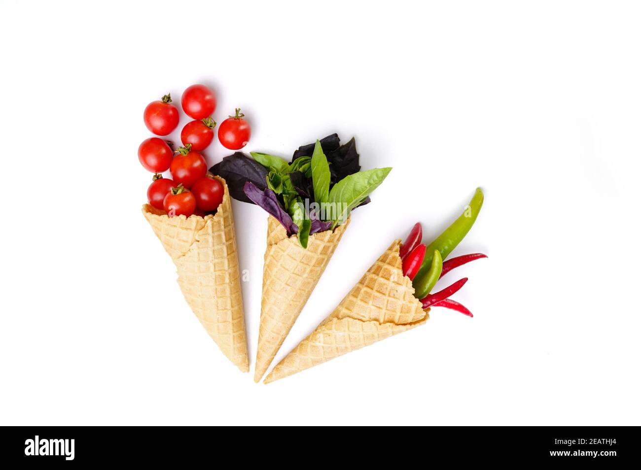 Légumes frais dans des cornets de gaufres, fond blanc Banque D'Images