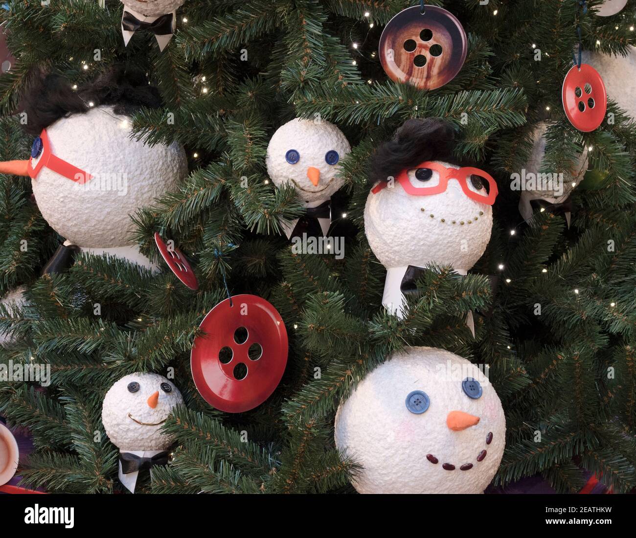Épicéa avec boules de noël sur les branches. Banque D'Images
