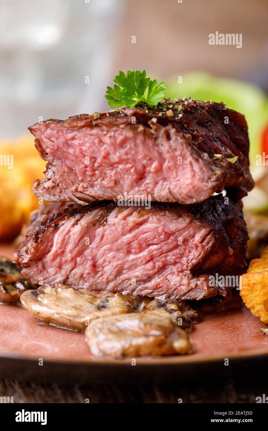 tranches de steak et croquettes Banque D'Images
