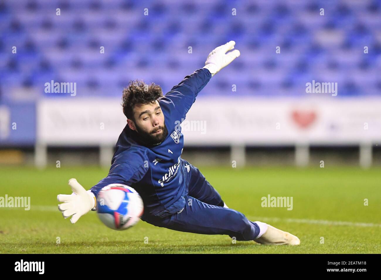 Reading, Royaume-Uni. 10 février 2021. David Raya #1 de Brentford lors de l'échauffement avant le match à Reading, Royaume-Uni, le 2/10/2021. (Photo de Phil Westlake/News Images/Sipa USA) Credit: SIPA USA/Alay Live News Banque D'Images