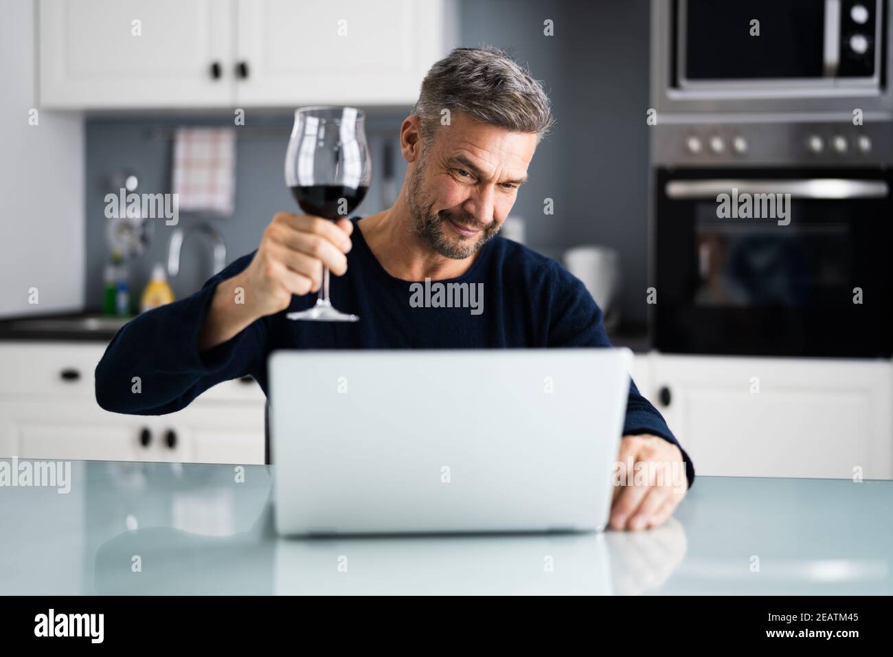 Dîner-dégustation de vins virtuel Banque D'Images