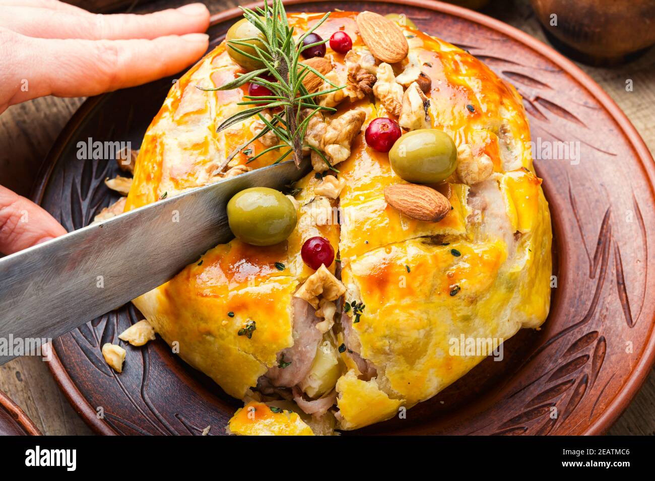 Fromage Camembert cuit au bacon Banque D'Images Fromage Camembert cuit au bacon Banque D'Images