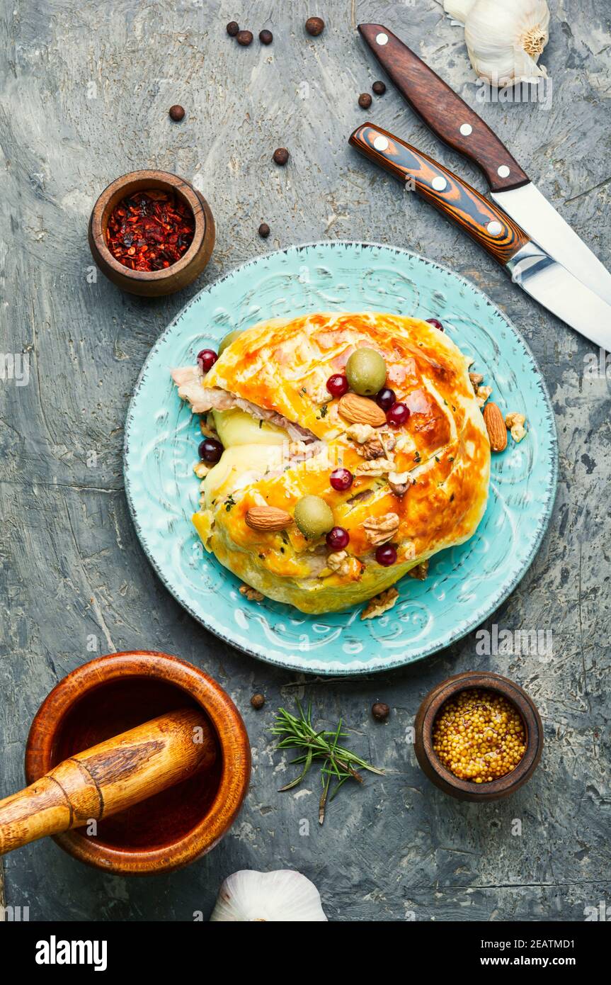 Fromage Camembert cuit au bacon Banque D'Images Fromage Camembert cuit au bacon Banque D'Images