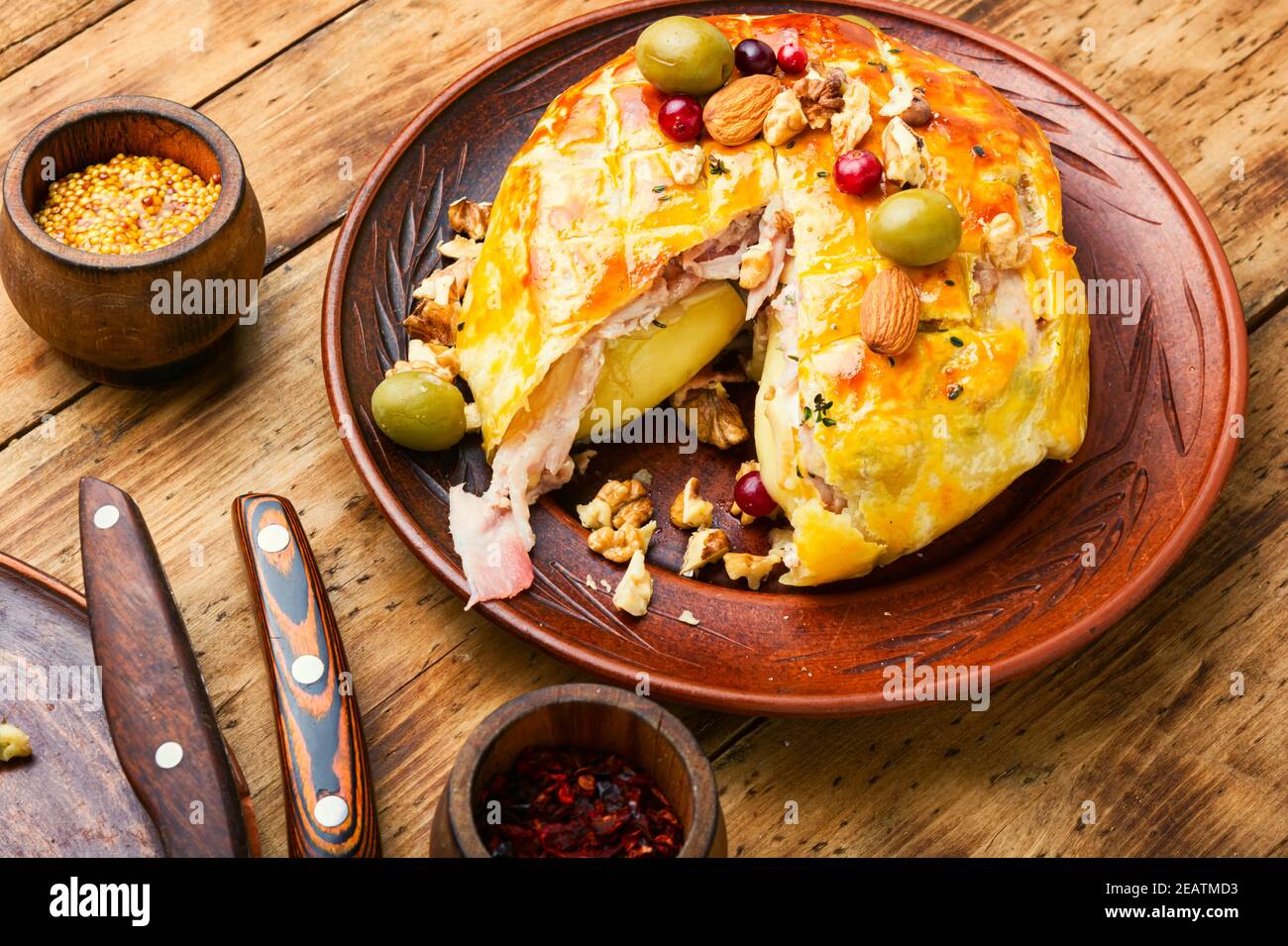 Fromage Camembert cuit au bacon Banque D'Images