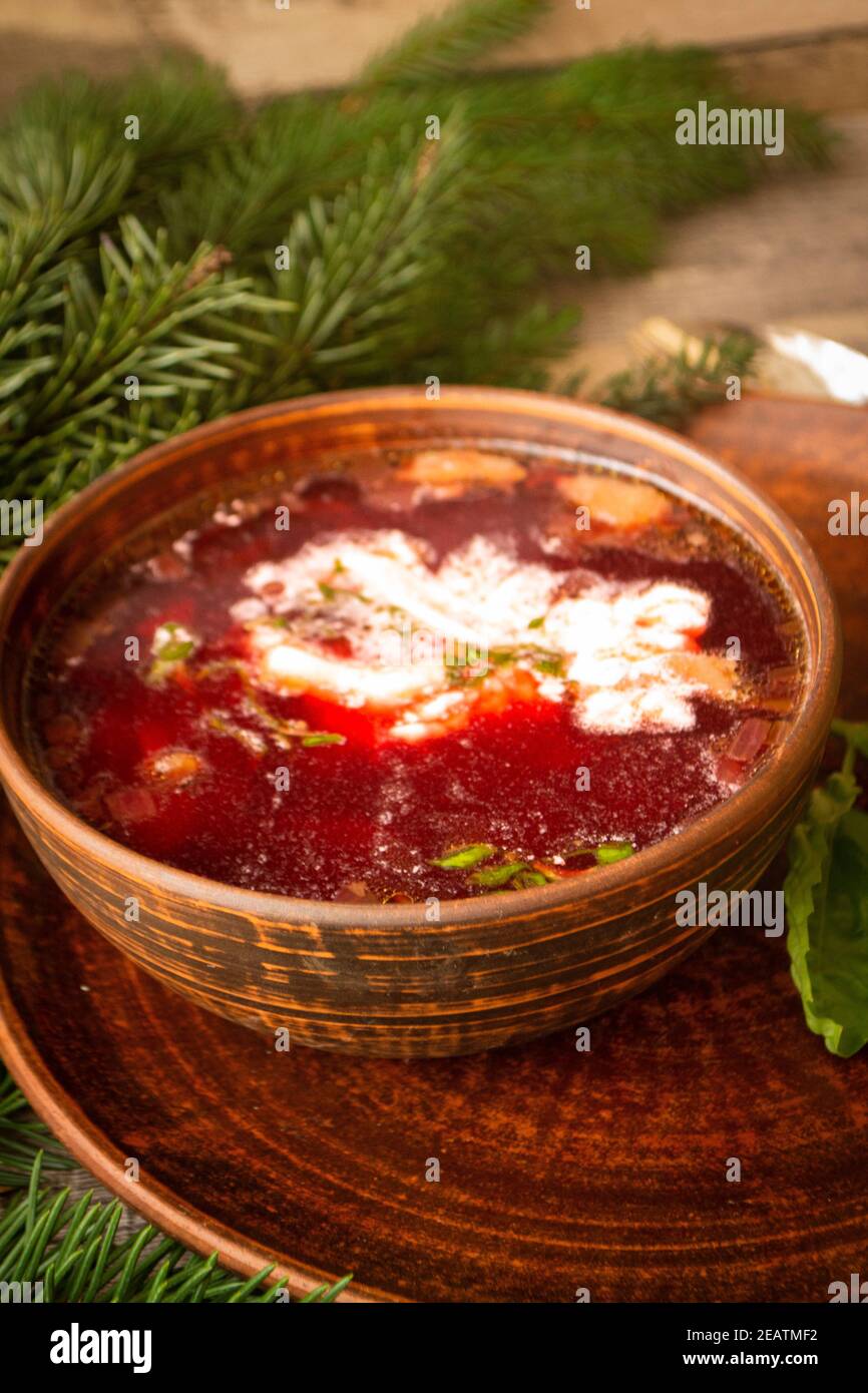Soupe de chou borscht. Soupe à base de légumes et de betteraves, généralement servie avec de la crème aigre, plat biélorusse traditionnel Banque D'Images
