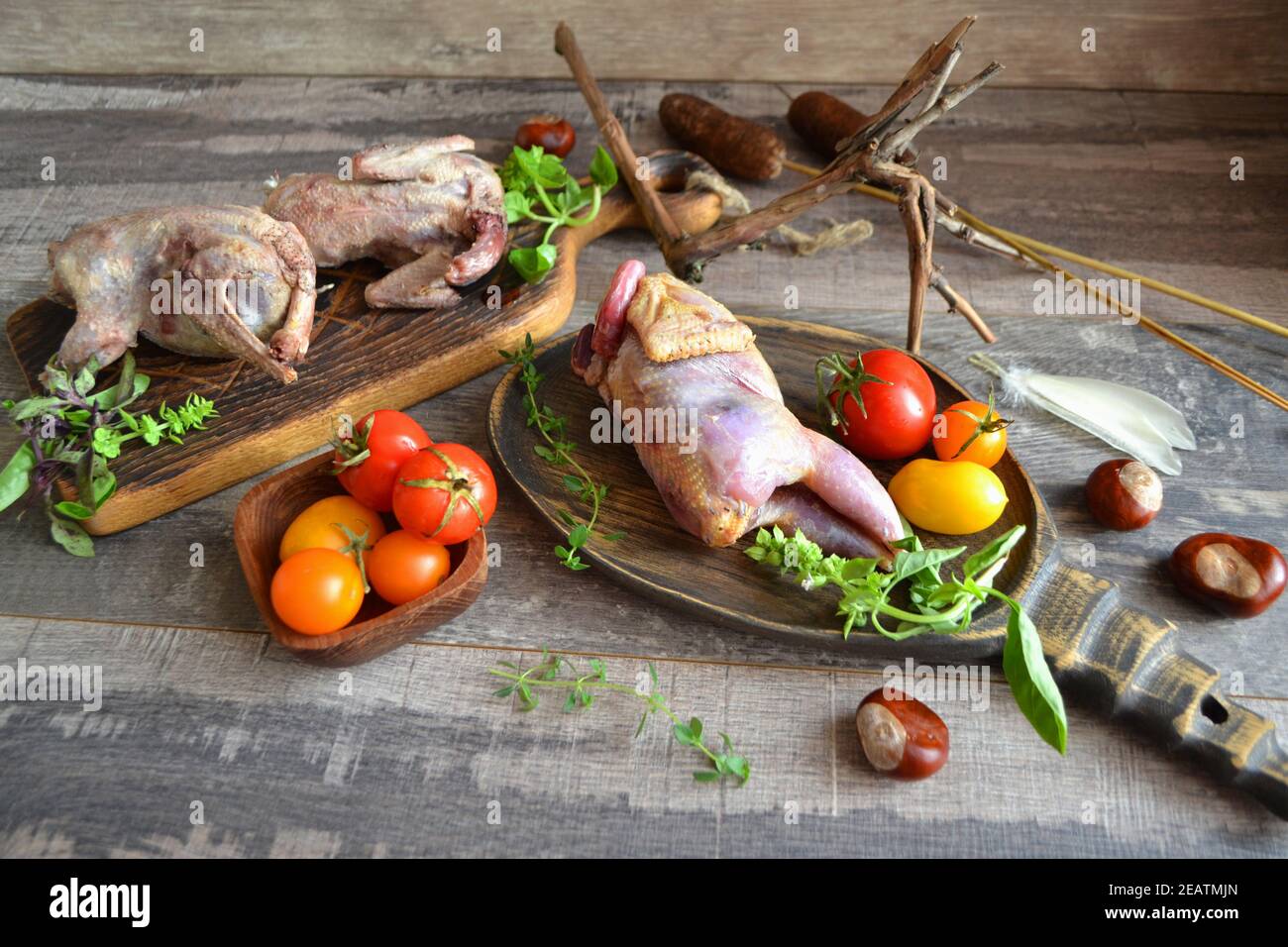 caille brute pour la cuisson sur planche à découper en bois. Partridge et Woodcock. Banque D'Images