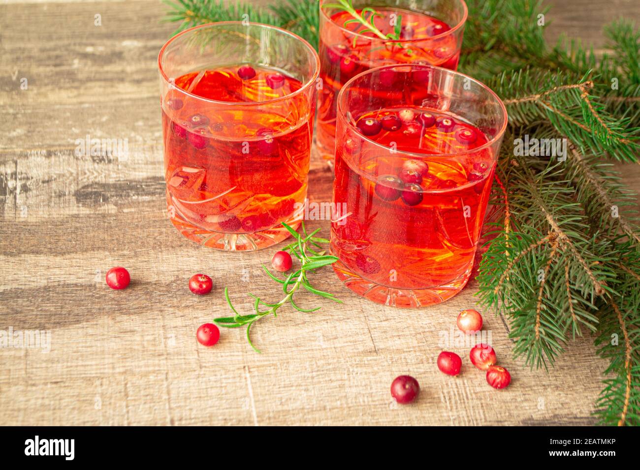 Des verres de Noël de vin chaud rouge et chaud, compote de minerai baies de cowers aux épices et baies de cowers entourées de branches de sapin Banque D'Images