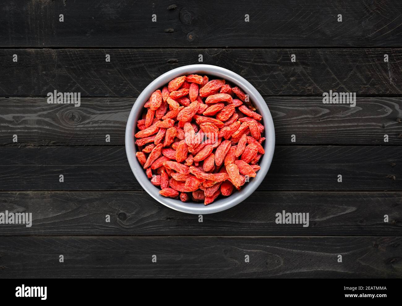 Baies de Goji dans un bol. Vue de dessus Banque D'Images