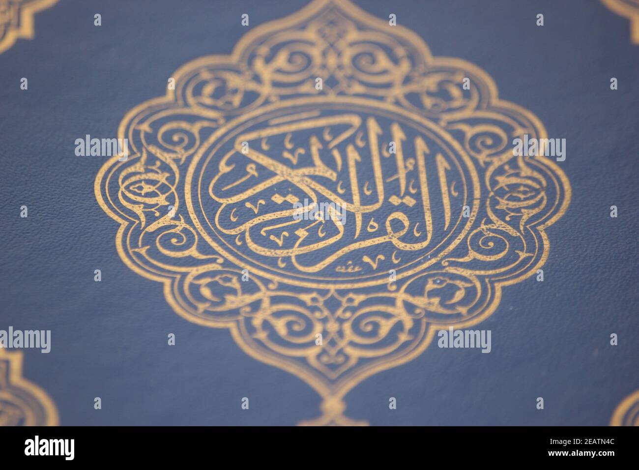 Gros plan du Coran de livre islamique avec la calligraphie arabe dorée Banque D'Images