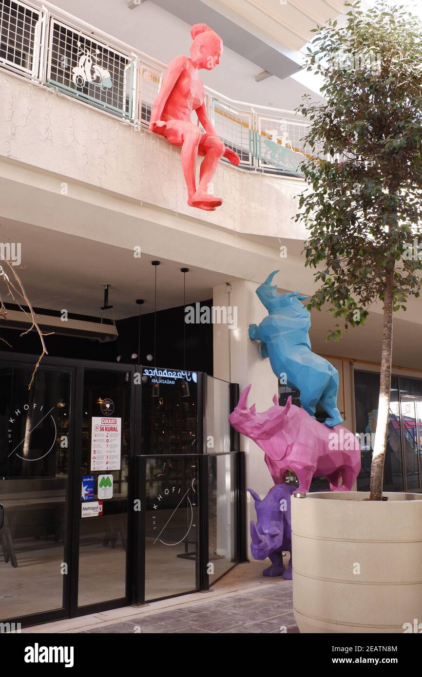 Sculptures colorées à Outdoor Mall - Rhinos colorés sur le mur Banque D'Images