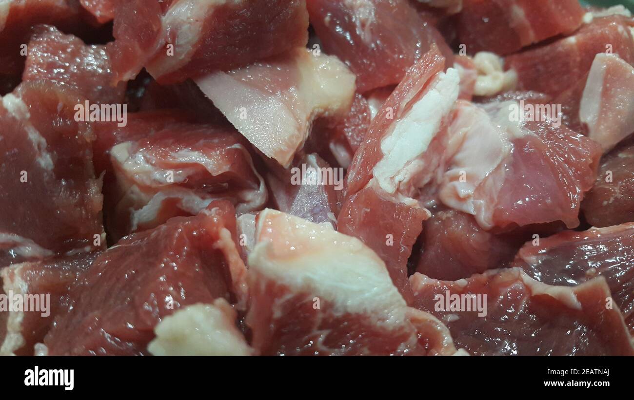 Petits steaks de viande rouge avec de la graisse de viande blanchâtre. Banque D'Images