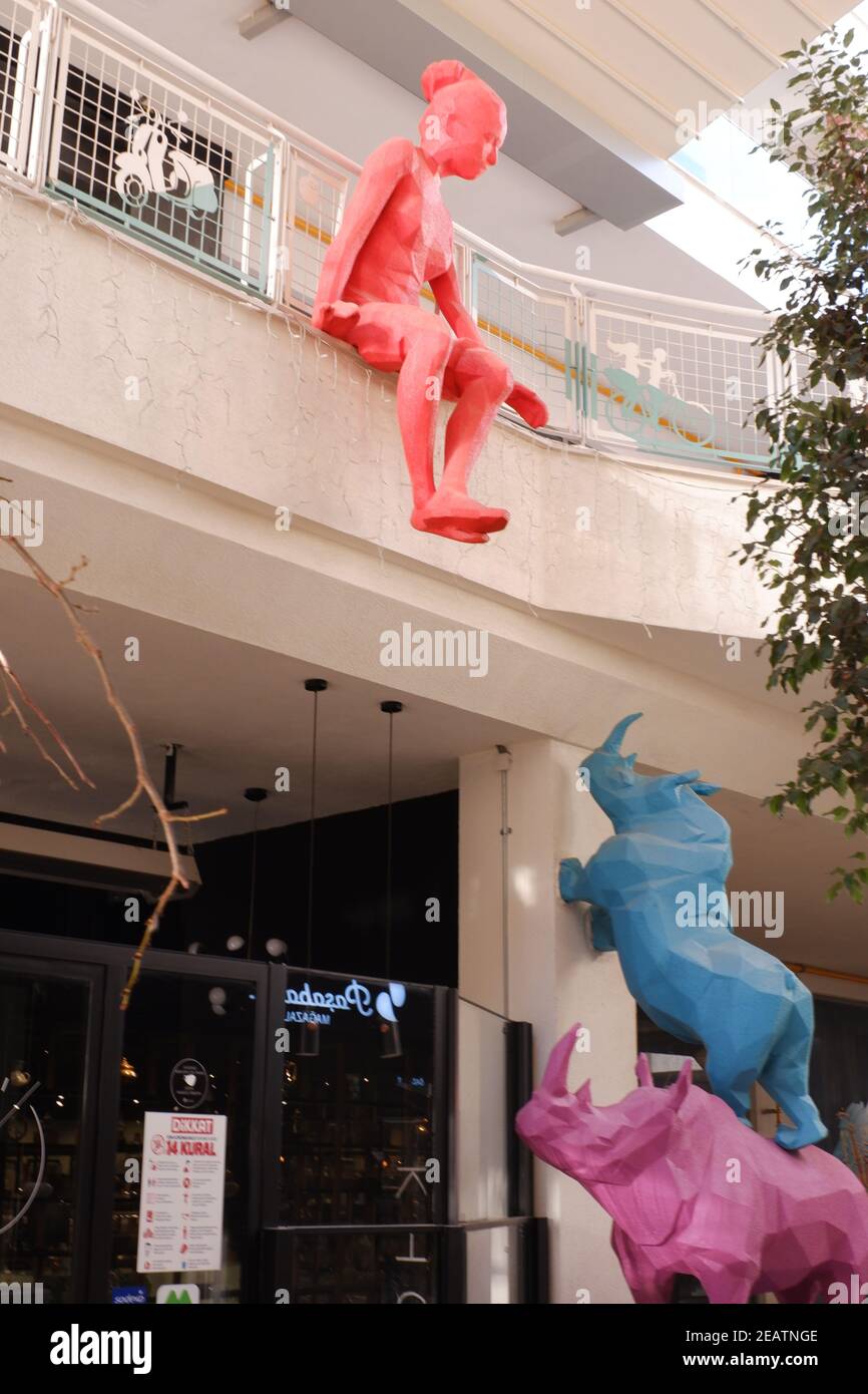 Sculptures colorées à Outdoor Mall - Rhinos colorés sur le mur Banque D'Images