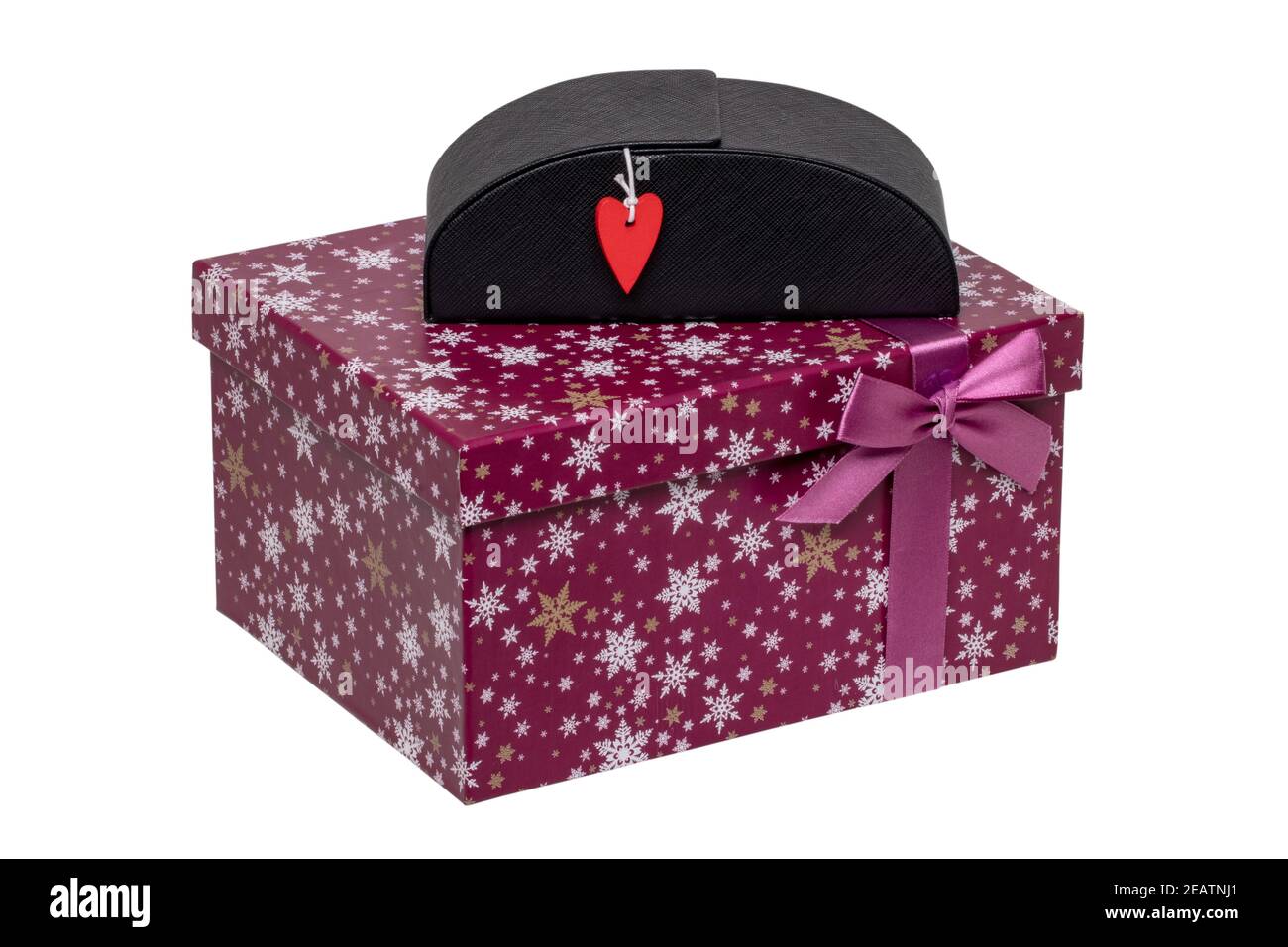 Gros plan d'un coffret cadeau ou cadeau rose et d'un étui en cuir de luxe noir pour lunettes de soleil sur le dessus. Anniversaire, Saint-Valentin, noël ou autres jours fériés. Masque. Isolé sur blanc. Banque D'Images