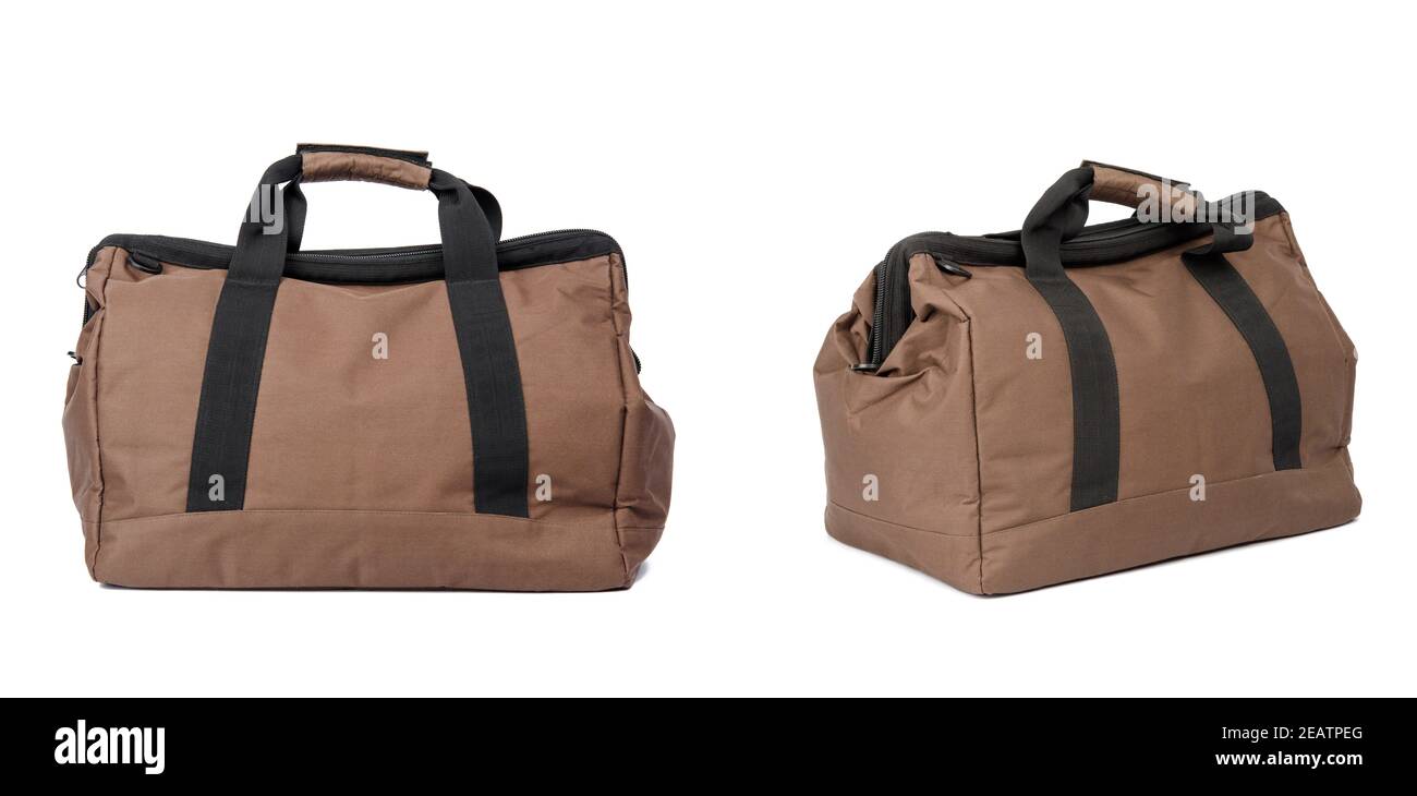 sac de voyage en tissu brun avec poignées isolées sur fond blanc Banque D'Images