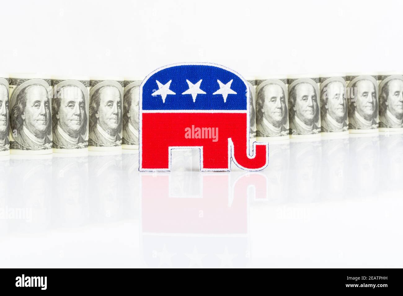 Badge de logo éléphant républicain GOP avec billets en dollars américains (bons exemplaires de formation). Pour la collecte de fonds politiques aux États-Unis et les fonds de la campagne républicaine PAC Banque D'Images