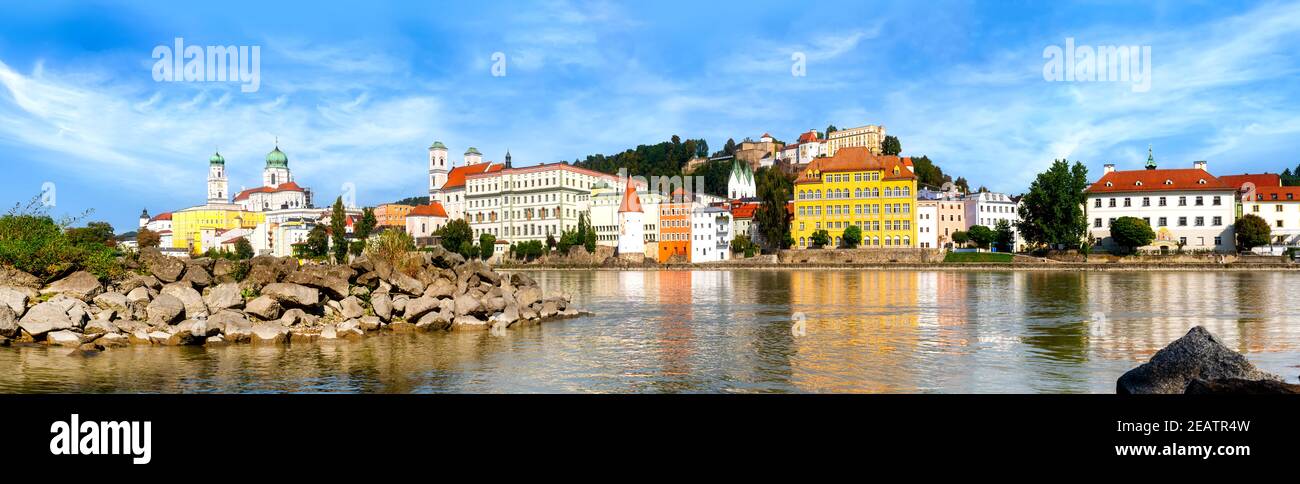 Grand panorama de la rive de l'auberge et de la vieille ville historique de Passau lors d'une belle journée d'été, en Allemagne Banque D'Images