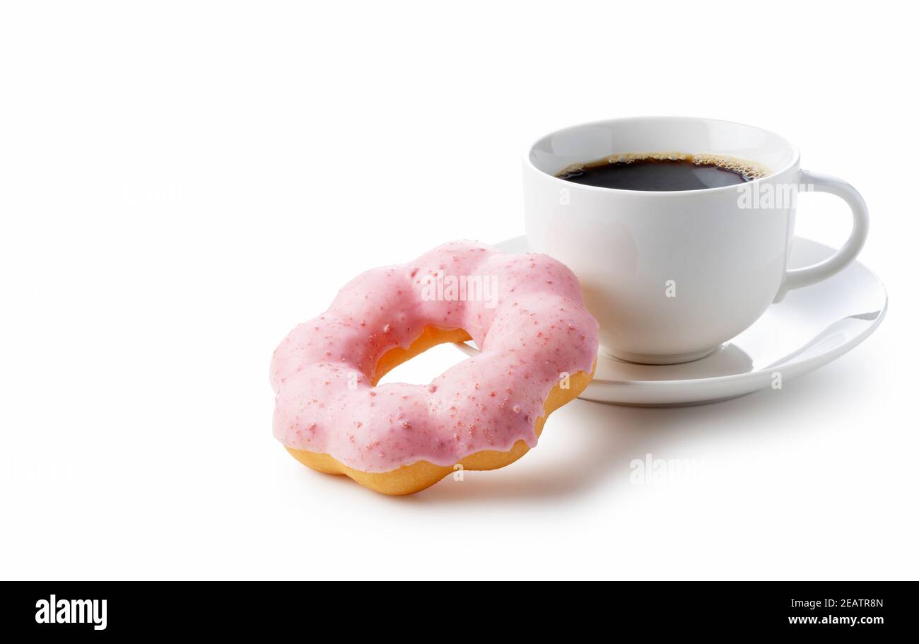 Café chaud avec beignets roses sur fond blanc Banque D'Images