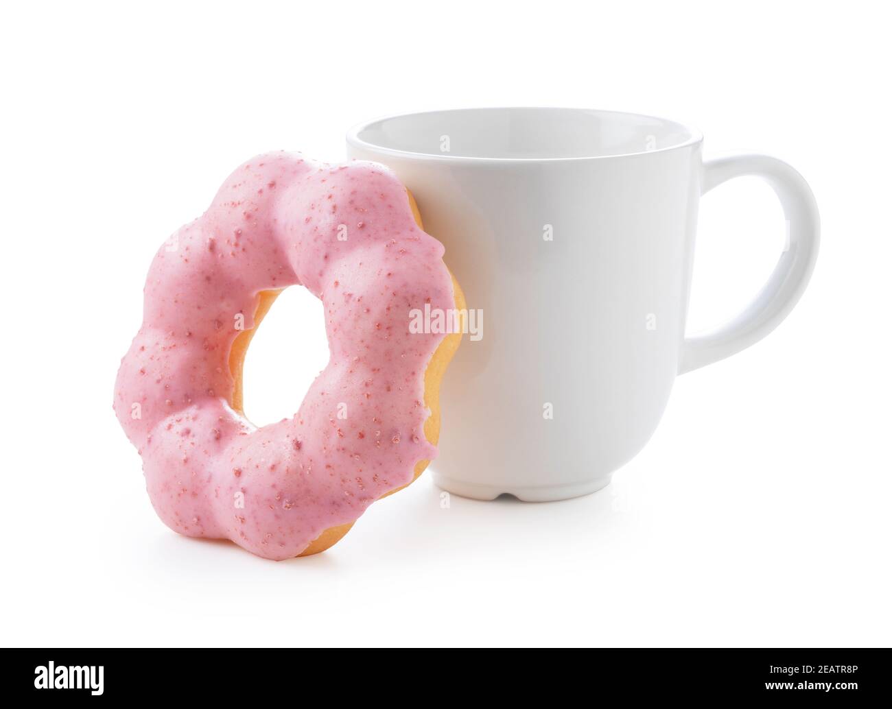 Café chaud avec beignets roses sur fond blanc Banque D'Images