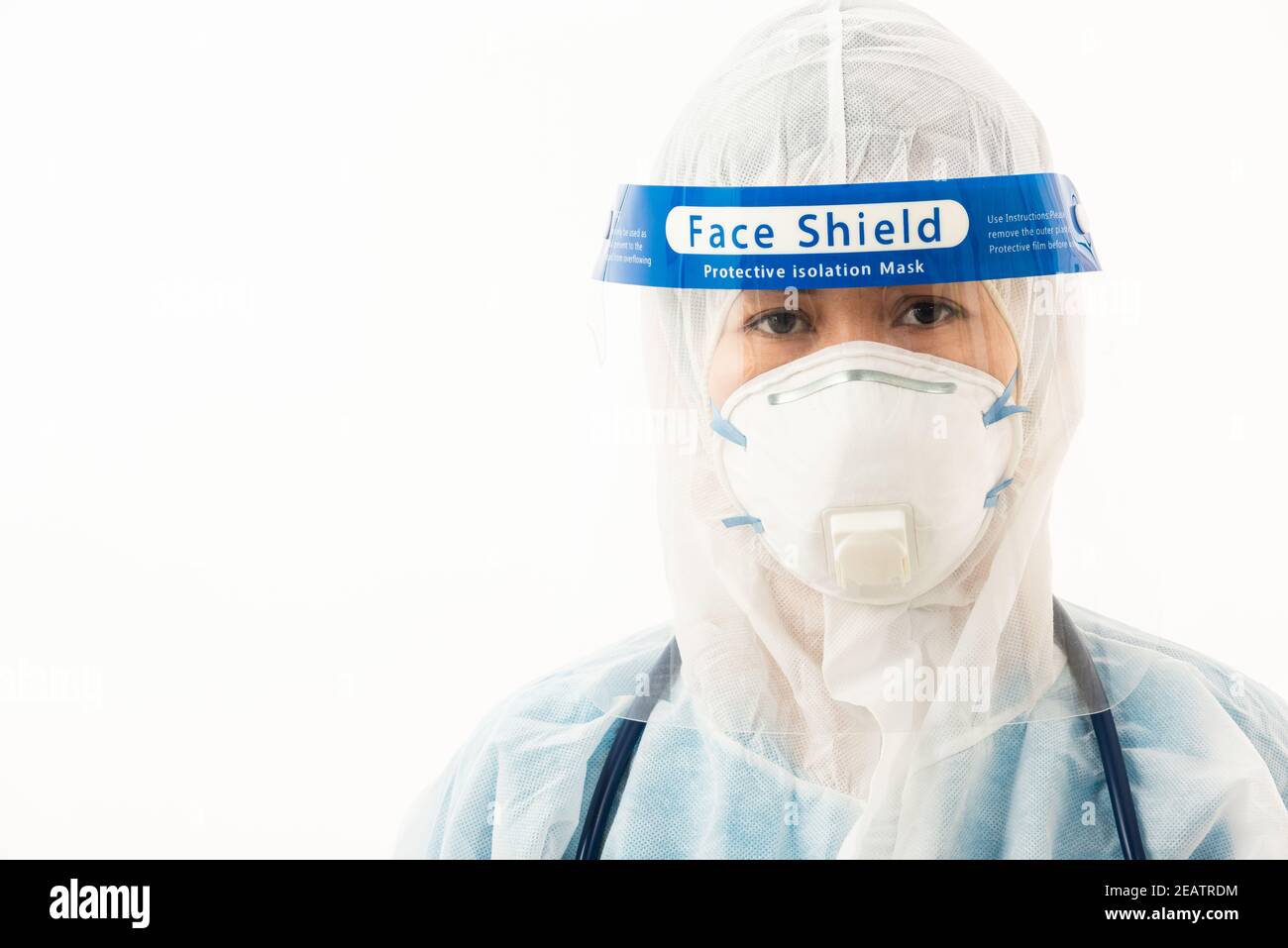 Personnel médical médecin en uniforme d'EPI portant un masque facial écran facial de protection et en plastique Banque D'Images