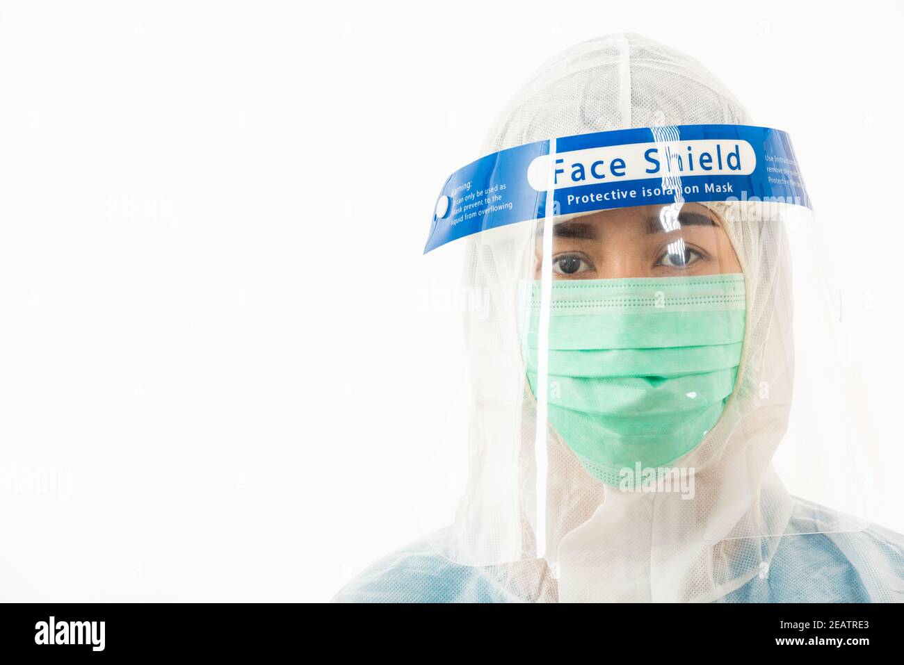 Femme médecin médecin en uniforme d'EPI portant un visage masque de protection et écran facial en plastique Banque D'Images
