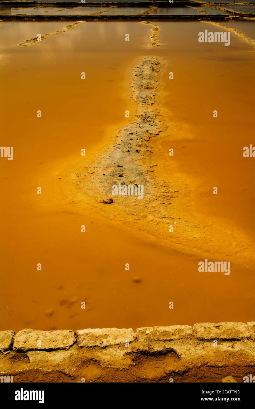 La couleur orange de l'eau dans les marais salants de Marsala, Sicile Banque D'Images