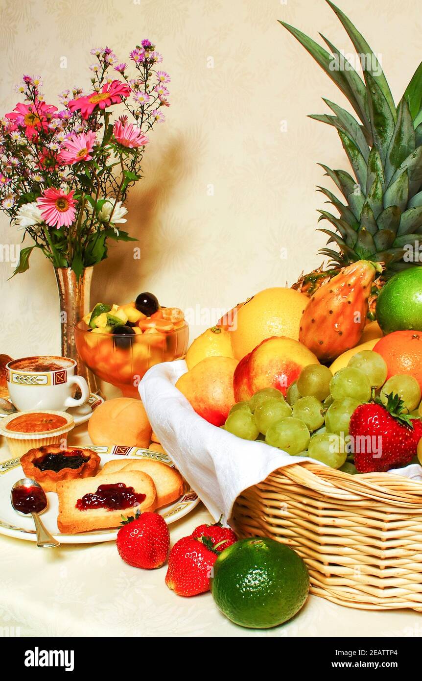 Petit déjeuner italien fruits, confiture, cappuccino, jus de fruits et biscuits Banque D'Images