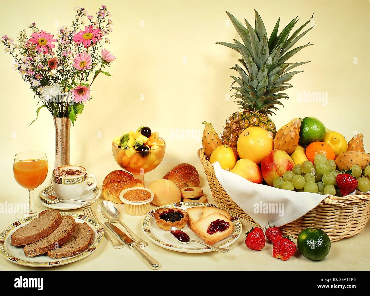 Petit déjeuner italien fruits, confiture, cappuccino, jus de fruits et biscuits Banque D'Images