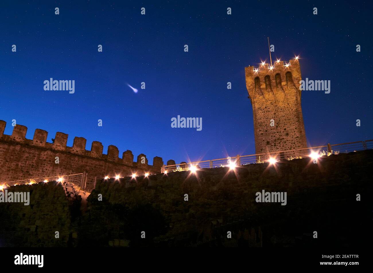 Une fausse météorite tombant du ciel sur le château médiéval. Banque D'Images