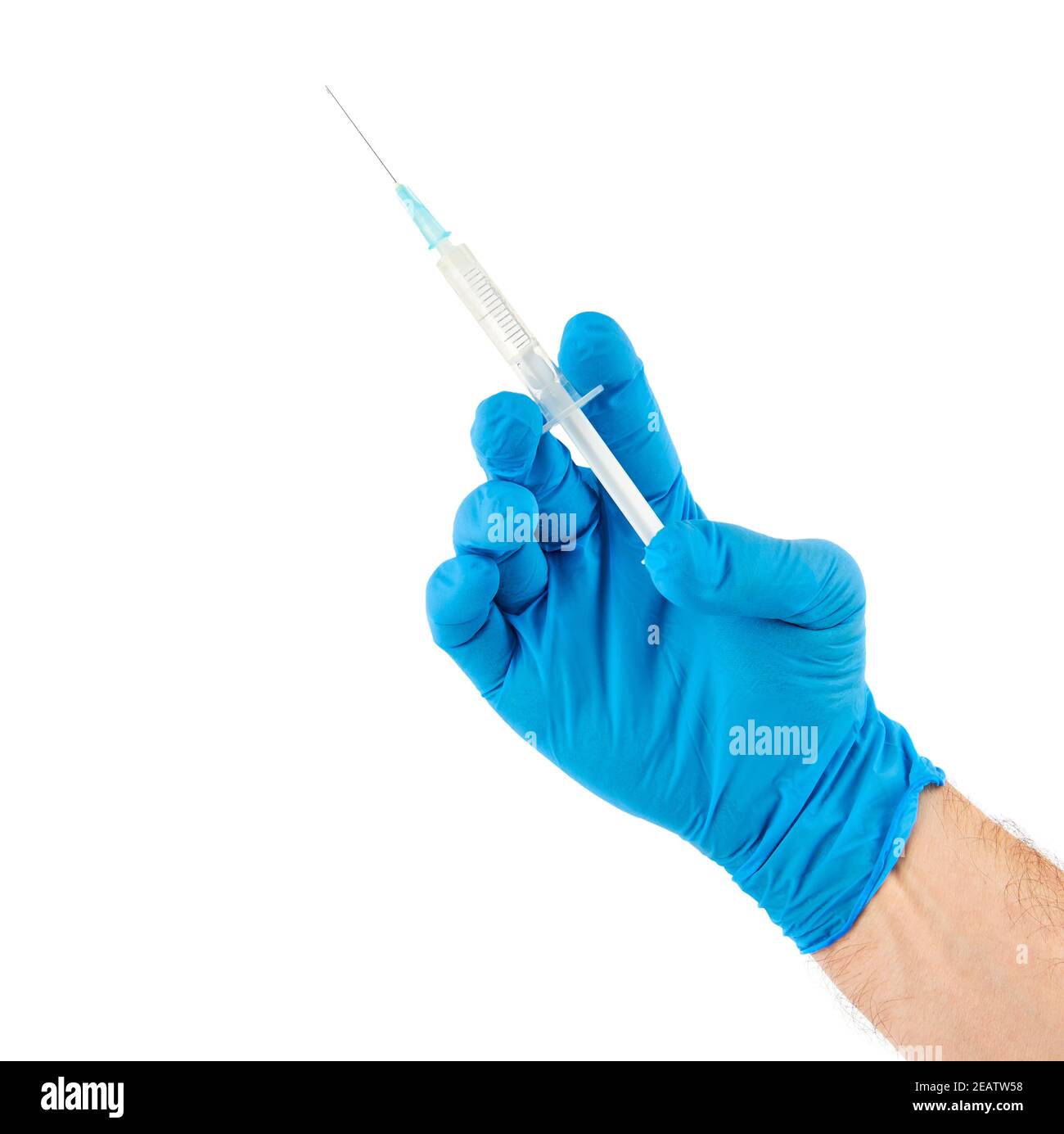 Main mâle dans des gants bleus tenant un système en plastique avec liquide pour injection isolé sur fond blanc. Soins de santé, concept de traitement Banque D'Images