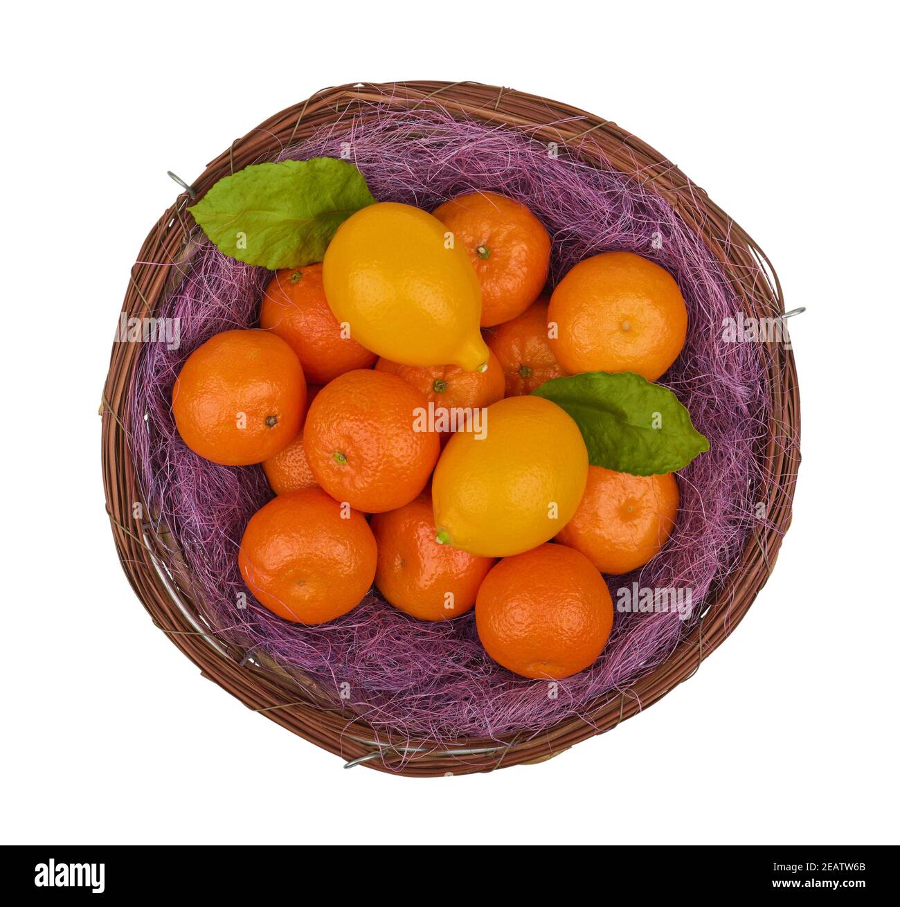 Mandarines et citrons frais sur paille pourpre dans un panier isolé sur fond blanc, vue de dessus Banque D'Images