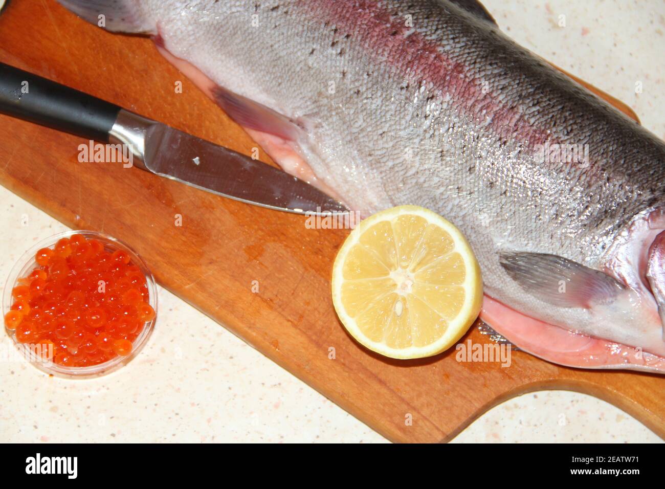Les truites arc-en-ciel et le caviar rouge sont prêts à cuisiner avec citron Banque D'Images