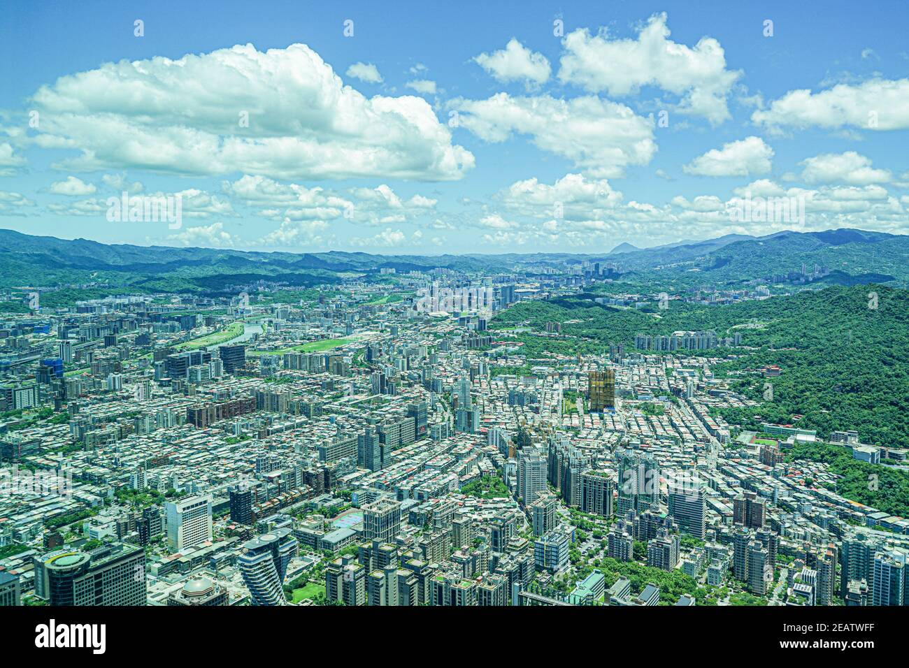 Paysage urbain de Taipei et ciel bleu visible de Taipei 101 Banque D'Images