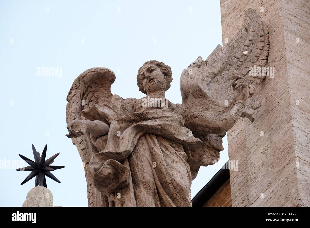 Angel sur le portail de l'église Sant Andrea della Valle à Rome, Italie Banque D'Images