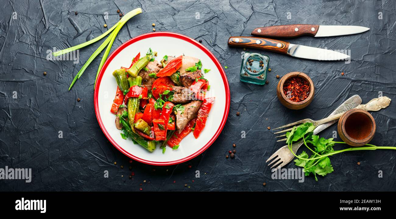 Salade de légumes et de foie. Banque D'Images