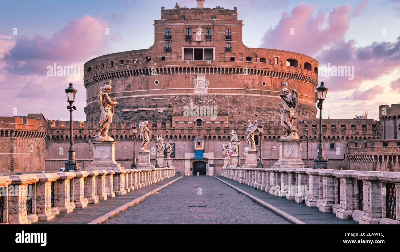 Castel Sant'Angelo (château Saint Angel) à Rome (Roma), Italie. Monument historique sans personne au lever du soleil. Banque D'Images