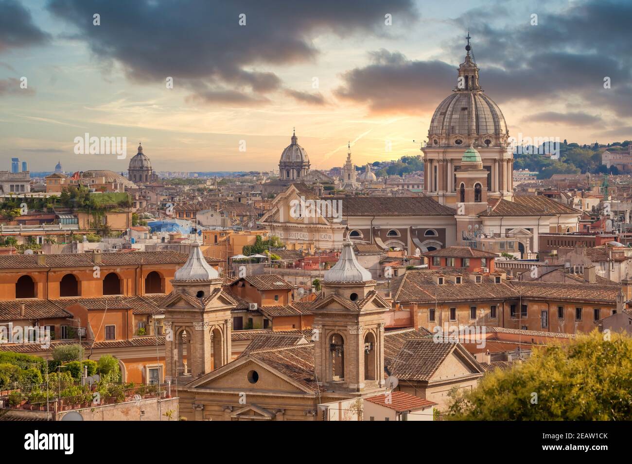Paysage urbain de Rome avec ciel et nuages au coucher du soleil, Italie Banque D'Images