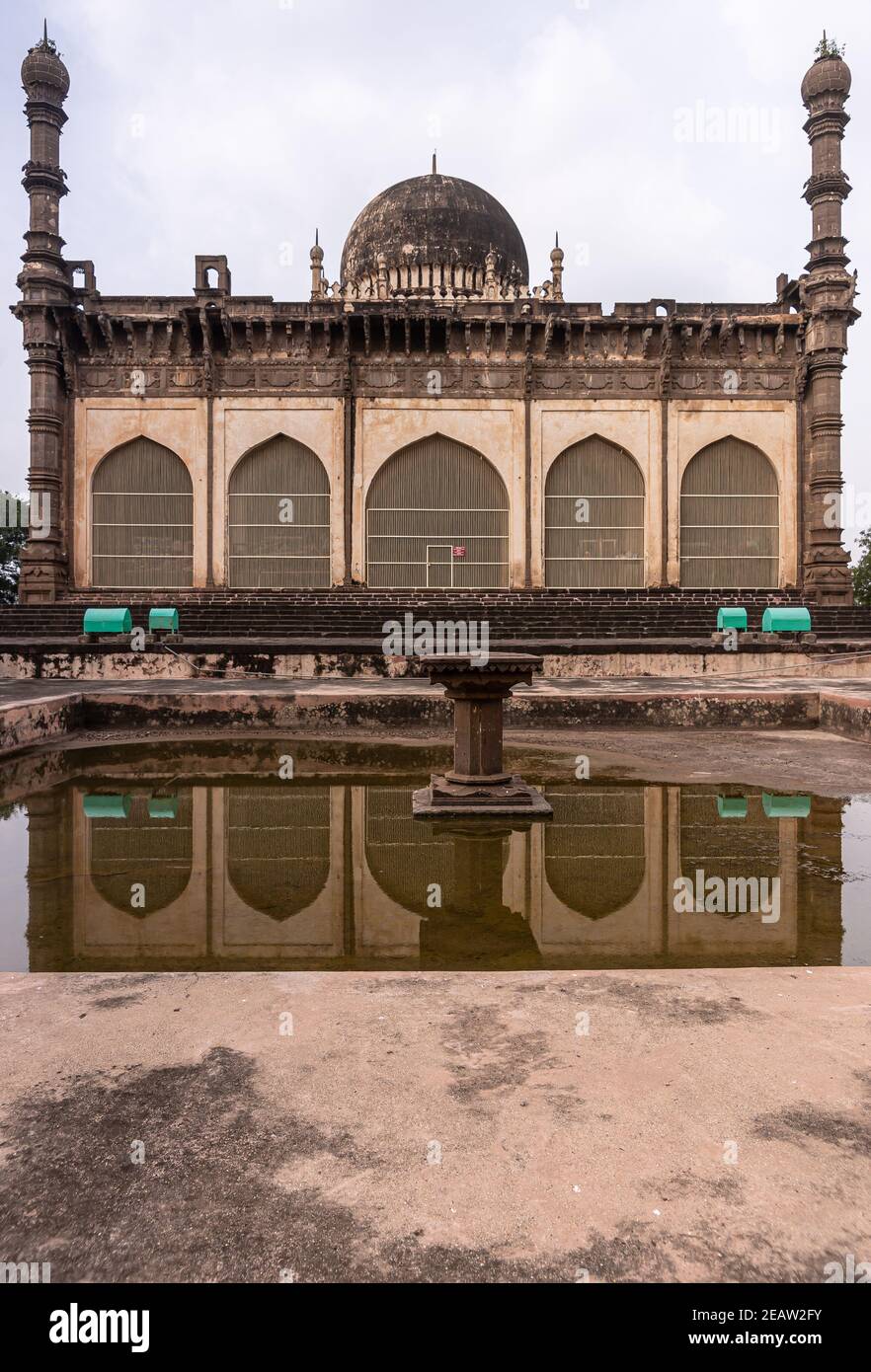 Vijayapura, Karnataka, Inde - 8 novembre 2013 : Mausolée Gol Gambaz. À côté se trouve le Majhid ou la mosquée avec son dôme noirci et 2 minarets. Réf Banque D'Images