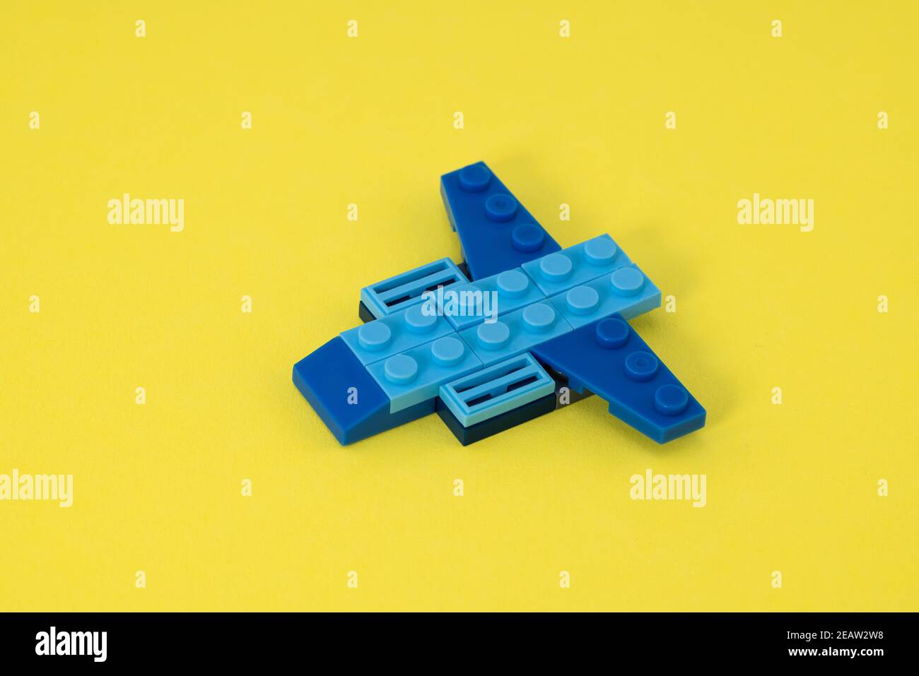 Avion du constructeur sur fond jaune. Banque D'Images