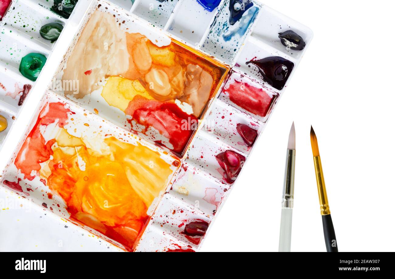 Aquarelle plateau et pinceau sur fond blanc Banque D'Images