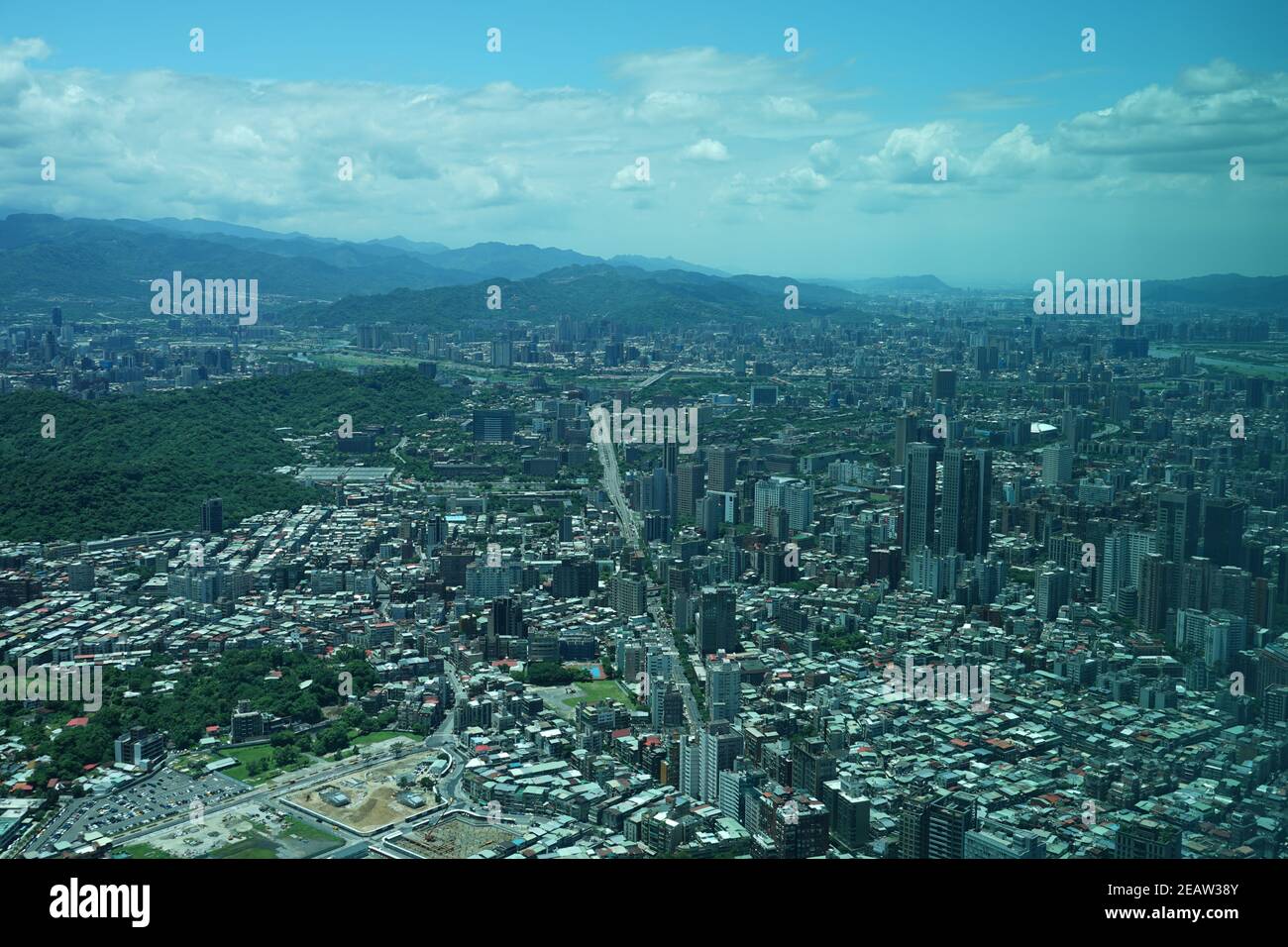 Paysage urbain de Taipei et ciel bleu visible de Taipei 101 Banque D'Images