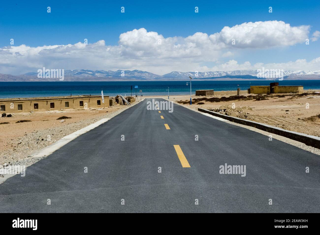 Route asphaltée au Tibet. Piste dans l'Himalaya. Banque D'Images
